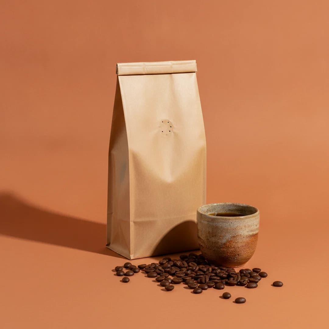 Bolsa de café de especialidad y taza